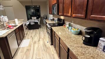 Geladeira, micro-ondas, fogão, cooktop