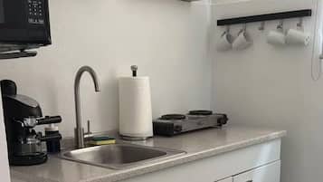 Coffee/tea maker, fridge, microwave, oven