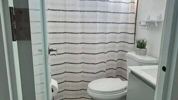 Dusche, Handtücher, Seife, Toilettenpapier