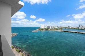 Eine Küstenstadt mit freiem Blick auf das Meer, einer Brücke und Hochhäusern.