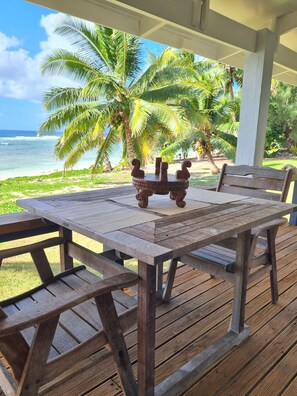 Outdoor dining - Beachfront Bach in Rarotonga - Ocean Beach Bach (Rarotonga)