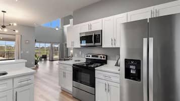 Geladeira, micro-ondas, fogão, cooktop