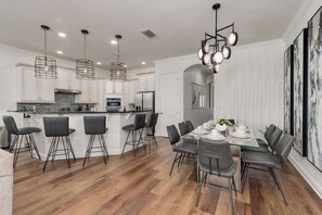 Dining - Family villa w/pool & game room (Kissimmee)