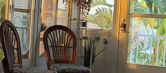 Pet friendly 2 bedroom in beautiful north Naples only 3 miles from the beach