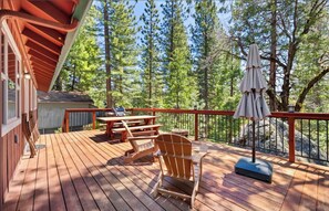 Outdoor dining -  Perfect High Sierra cabin in Strawberry (Strawberry)