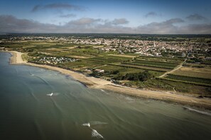 På stranden
