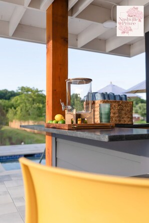 Eine Bar mit einer Holztheke, einem Glasblender und einer Holzkiste mit Gläsern.