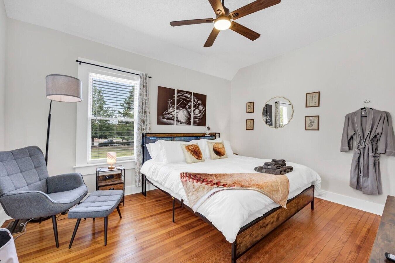 Desk, iron/ironing board, WiFi, bed sheets