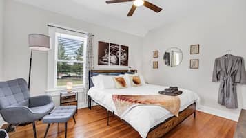 Desk, iron/ironing board, WiFi, bed sheets