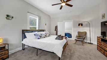 Desk, iron/ironing board, WiFi, bed sheets