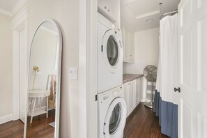 Interior - Sunlit Canal Haven: Picturesque Cottage Retreat (Belfair)