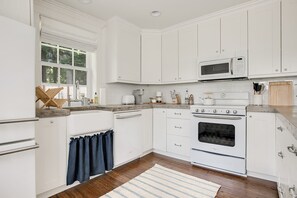 Private kitchen - Sunlit Canal Haven: Picturesque Cottage Retreat (Belfair)