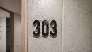 A wall with the number '303' in a room. - Laureles Studio 303Q (Medellín)