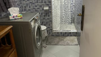 Asciugacapelli, asciugamani, sapone, carta igienica