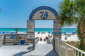 Ein Zugang zum Strand mit einem Schild, das Strandregeln und eine Strandnummer anzeigt.