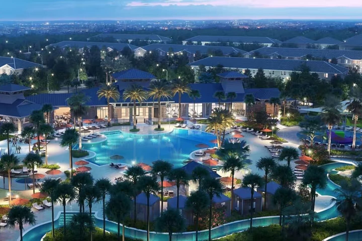 Een resort met een groot centraal zwembad, diverse kleinere zwembaden en verschillende loungegedeeltes omgeven door palmbomen.