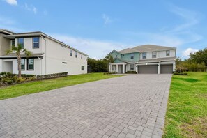 Exterior - Majestic, 15BR 15BA,Sleeps40,Theater/Extra Parking (Kissimmee)