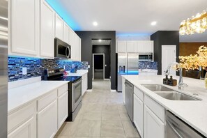 Private kitchen - Majestic, 15BR 15BA,Sleeps40,Theater/Extra Parking (Kissimmee)