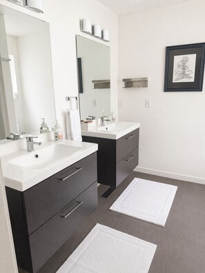 Bathroom - Railside on Grand - 2BR/2BA Townhouse Walking Distance to Downtown (Missoula)