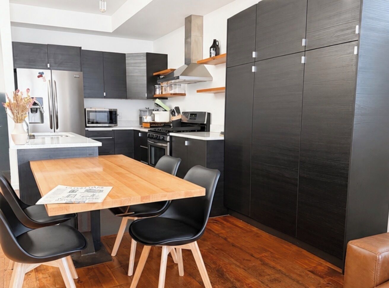 Cafetière/bouilloire, réfrigérateur, micro-ondes, four