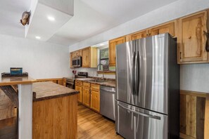 Fridge, microwave, stovetop, dishwasher