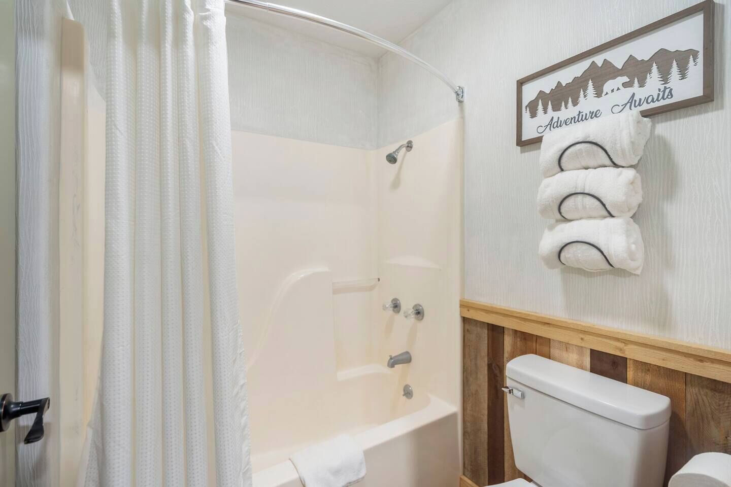 Serviettes fournies, savon, shampooing, papier de toilette
