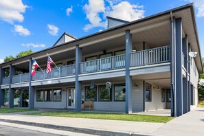Exterior - 2-bedroom accessible in beautiful Eden with cool AC and fitness room (Eden)
