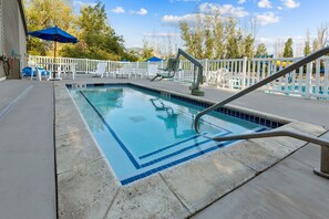 Pool - 2-bedroom accessible in beautiful Eden with cool AC and fitness room (Eden)