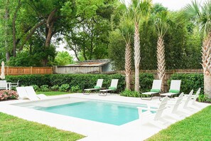 A heated pool - New! Cottage with pool near pier village! (St Simons Island)