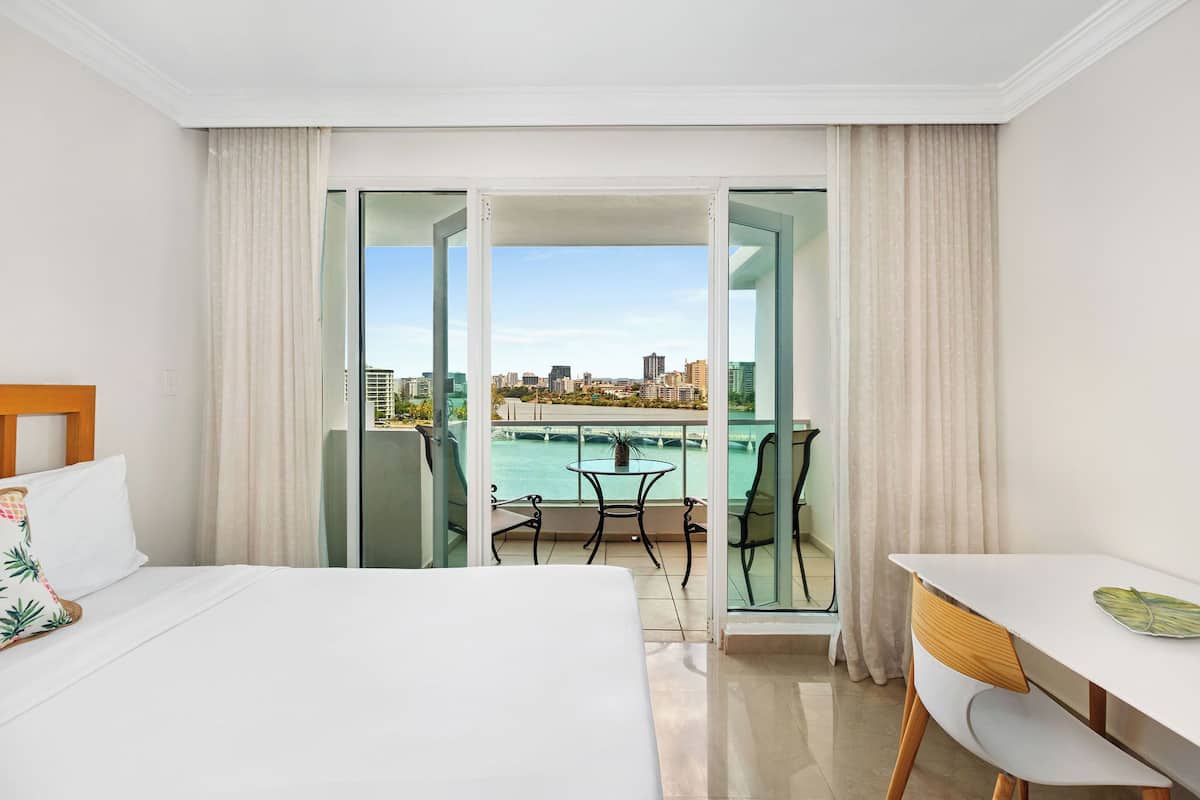 Estudio superior, balcón, vista a la laguna | Wifi gratis y ropa de cama