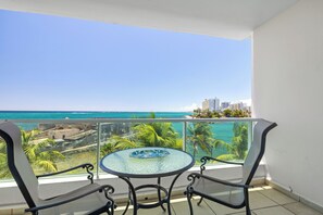 Estudio Deluxe, balcón, vista a la laguna | Balcón