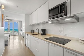 Superior Studio, Balcony, Lagoon View | Private kitchen