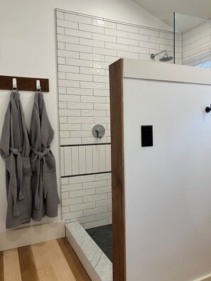 Dusche, Haartrockner, Handtücher, Seife