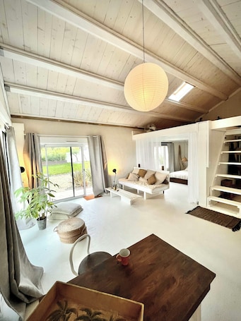 リビング エリア. Three wabi-sabi lofts near Le Veillon