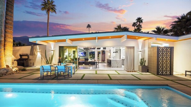 A modern house with a swimming pool, outdoor seating, and a patio area. - Luxury Resort Oasis | New Pool, Spa, Fire Pit, EV (Palm Springs)