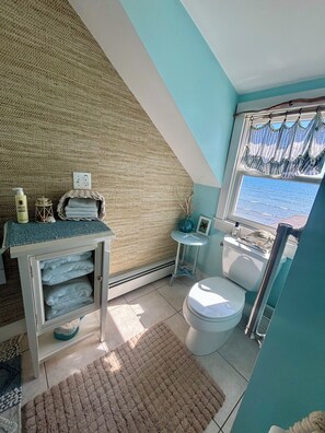Bathroom - Serene Quintessential Maine 3-bedroom beach house with AC in beautiful Saco (Saco)