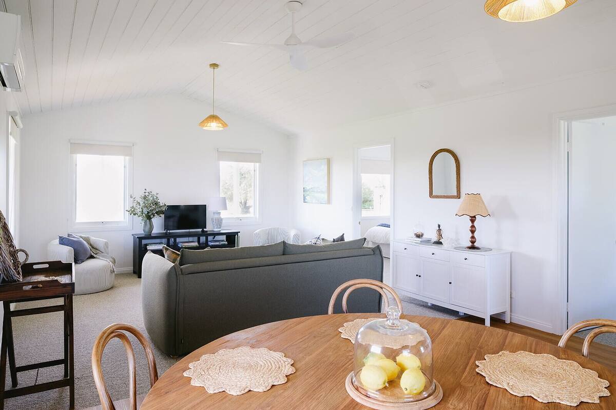 Småhus, 1 soverom | Oppholdsområde | En 42-tommers smart-TV med digitale kanaler