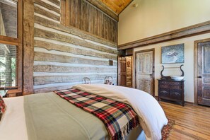 3 bedrooms, desk, iron/ironing board, free WiFi - It's The Wright Place, Highlands Cabin, Mtn Views (Highlands)