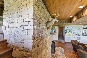 Interior - It's The Wright Place, Highlands Cabin, Mtn Views (Highlands)