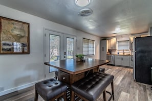 House, Multiple Beds, Hot Tub, Garden View (102 Aberdeen) | Dining - Gulfside Getaway Awaits (Corpus Christi)
