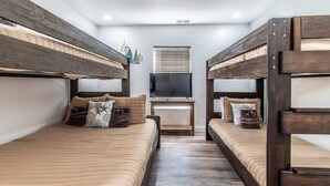 A room with bunk beds, a flat-screen TV, and a window with blinds. - Gulfside Getaway Awaits (Corpus Christi)
