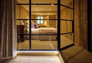 8 habitaciones, tabla de planchar con plancha, cuna de viaje y wifi 