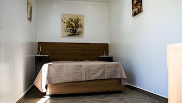 Basic Room | Desk, laptop workspace, free WiFi