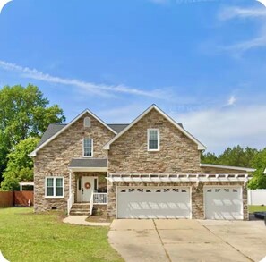 Exterior - Marvelous 4-bedroom house with AC in Fuquay-Varina (Fuquay-Varina)