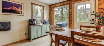 Spacious 6-Bedroom Mountain retreat in Downtown Government Camp!