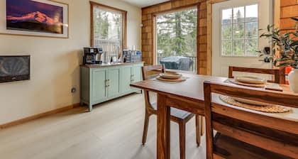 Spacious 6-Bedroom Mountain retreat in Downtown Government Camp!
