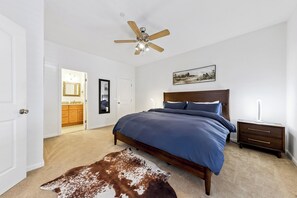 Escritorio, tabla de planchar con plancha, wifi gratis y ropa de cama 