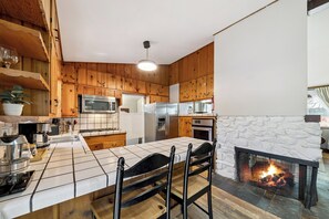 Private kitchen - Cozy Pines & Paths Retreat (South Lake Tahoe)
