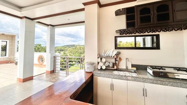 Una cocina con mostrador, armarios y ventana.