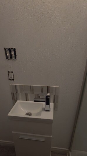 Bathroom - Cozy 1-bedroom house in charming Kansas City (Kansas City)